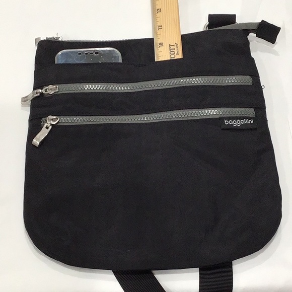 Baggallini fabric multiple pocket crossbody bag - Picture 4 of 10